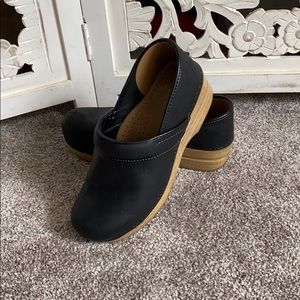 Black and Wood Danskos